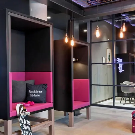 Moxy Frankfurt East 3*