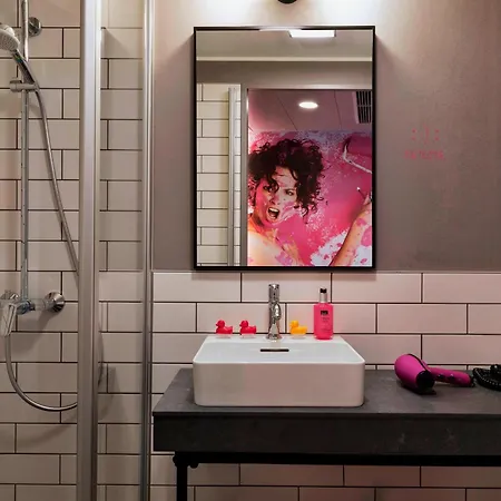 Moxy Frankfurt East 3*
