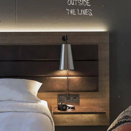 Hotel Moxy Frankfurt East 4*