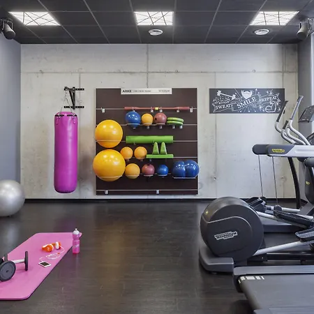 Hotel Moxy Frankfurt East 4*