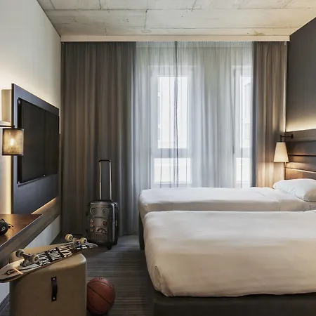 Hotell Moxy Frankfurt East 4*