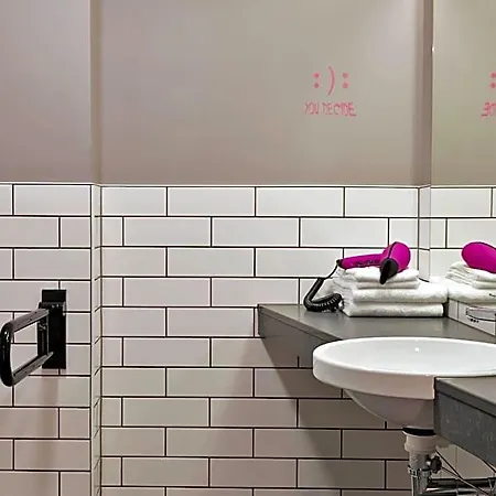 Moxy Frankfurt East Hotel 4*
