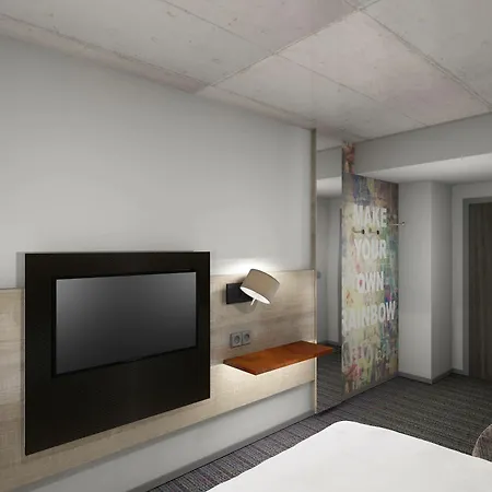 Moxy Frankfurt East Hotel 3*