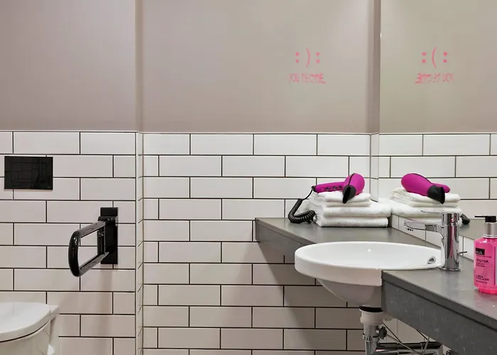 Отель Moxy Frankfurt East