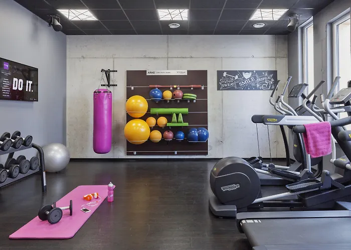 Отель Moxy Frankfurt East 4*