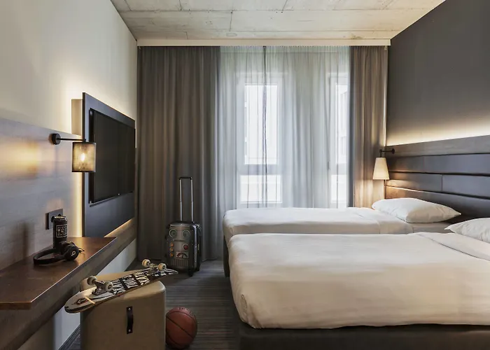 Отель Moxy Frankfurt East 4*