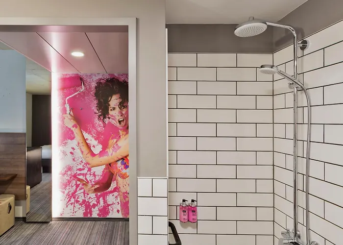 Отель Moxy Frankfurt East 4*