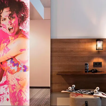 Moxy Frankfurt East Hotel 4*