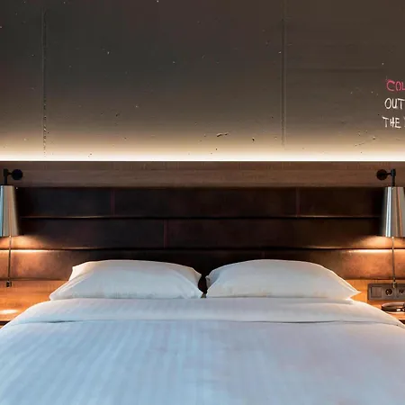 Hotel Moxy Frankfurt East 4*